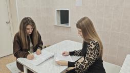 члены комиссии в школьной столовой при проверке