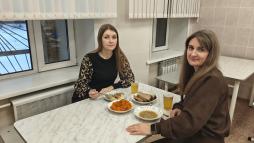 члены комиссии в школьной столовой при проверке